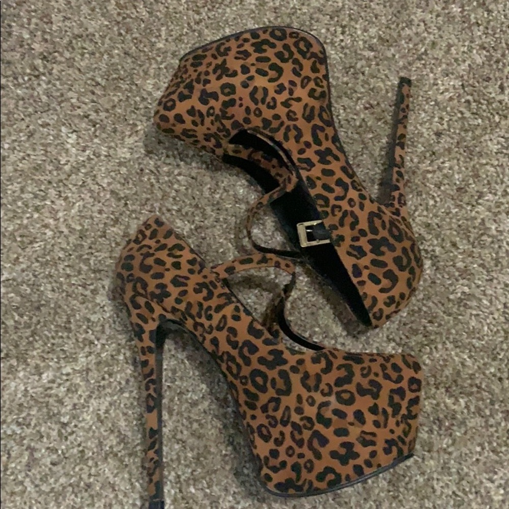 Leopard print pumps!
